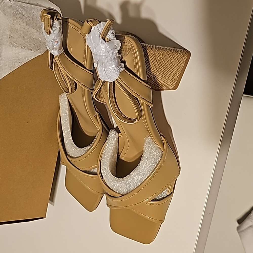 NWT Womens Heeled Sandals Open Toe Strap Chunky Heels Tan Size 7